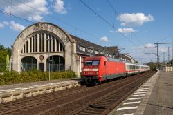 InterCity mit Lok der Baureihe 101 im Bahnhof Potsdam Park Sanssouci