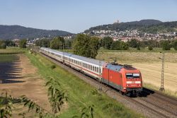 InterCity mit Lok der Baureihe 101 auf der Main-Neckar-Bahn mit Odenwald im Hintergrund