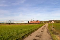 E-Lok der Baureihe 111 der Bayernbahn als Ersatzzug auf der Riesbahn zwischen Nördlingen und Donauwörth mit Anrufschranke