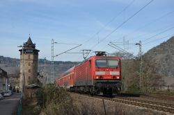 E-Lok der DB-Baureihe 143 auf der Linken Rheinstrecke in Oberwesel mit Stadtturm Haagsturm