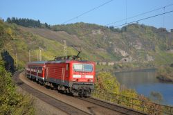 E-Lok der DB-Baureihe 143 auf der Moselstrecke auf dem Pündericher Viadukt bei Bullay mit RB Trier - Koblenz