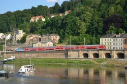 Bombardier Traxx E-Lok der DB-Baureihe 146 mit VVO-Werbung als S1 der S-Bahn Dresden in Kurort Rathen mit Elbe, Ort und Fähre