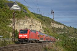 E-Lok der DB-Baureihe 146 Bombardier Traxx im Maintal bei Retzbach-Zellingen mit Haus auf Felswand