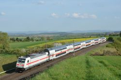 Bombardier Traxx E-Lok der DB-Baureihe 146 mit IC2 Doppelstock-Intercity auf der Gäubahn zwischen Gäufelden und Herrenberg