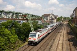 Bombardier Traxx E-Lok der DB-Baureihe 146 mit IC2 Zug in Wuppertal neben der Schwebebahn