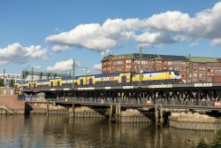 Bombardier Traxx E-Lok der Baureihe 146 des Metronom in Hamburg auf der Oberhafenbrücke mit RE nach Bremen