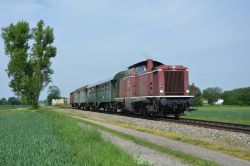 Diesellok der DB Baureihe 212 / V100 mit Umbauwagen befährt die Bahnstrecke Mühldorf (Oberbayern) - Burghausen im Linienstern Mühldorf bei Altötting