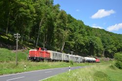 Diesellok der DB Baureihe 212 befährt die Fränkische Saaletalbahn Gemünden–Bad Kissingen mit Unkrautvernichtungszug