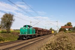 Diesellok der Baureihe 213 der Fränkischen Museumseisenbahn FME mit Bauzug auf der Bahnstrecke München - Rosenheim