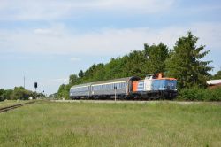 Diesellok der Baureihe 212 (V100) der Metrans auf der Marschbahn nach Hamburg bei St. Michaelisdonn