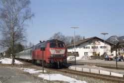 Diesellok Baureihe 218 in orientrot mit Latz in Lenggries