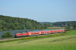 Diesellok Baureihe 218 mit Doppelstockwagen als RegionalExpress auf der Südbahn