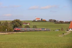 Diesellok Baureihe 218 mit EuroCity München - Zürich der SBB mit Panoramawagen im Allgäu