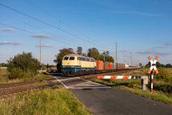 Diesellok Baureihe 218 in ozeanblau-beige von Railsystems RP mit beschranktem Bahnübergang der Reichsbahn