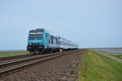 Bombardier Traxx DE Diesellok der Baureihe 245 im Landesdesign Schleswig-Holstein der NAH.SH auf dem Hindenburgdamm auf die Insel Sylt mit RE 6 von Hamburg nach Westerland