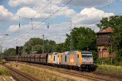 Bombardier Traxx DE Diesellok der Baureihe 246 der HVLE mit Güterzug im Bahnhof Zossen am Wasserturm