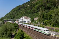 InterCityExpress ICE 2 Zug im Bahnhof Porta Westfalica an der Strecke Hannover - Bielefeld