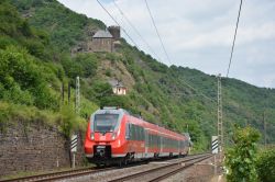 Deutsche Bahn DB Talent 2 ELektrotriebzug auf der Moseltalbahn mit Burg Bischofstein zwischen Hatzenport und Moselkern