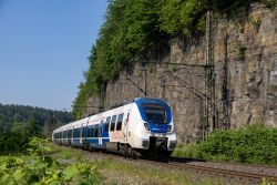 Deutsche Bahn DB Talent 2 Elektrotriebzug von National Express auf der Strecke Wuppertal - Hagen mit Felswand bei Ennepetal