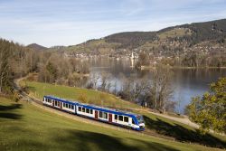 Dieseltriebwagen LINT 54 BRB Bayrische Regiobahn am Schliersee bei Fischhausen-Neuhaus auf der Strecke München - Bayrischzell