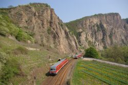 Dieseltriebwagen Baureihe 628 Deutsche Bahn DB im Nahetal am Rothenfels-Massiv bei Bad Münster am Stein