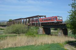 Dieseltriebwagen Baureihe 628 Deutsche Bahn DB auf der Gäubodenbahn zwischen Straubing und Bogen auf der Donaubrücke