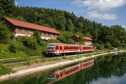 Dieseltriebwagen Baureihe 628 Deutsche Bahn DB auf der Traun-Alz-Bahn von Mühldorf nach Traunstein bei Traunreut am Alzkanal mit Spiegelung