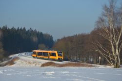 Dieseltriebwagen Alstom LINT 41 der Oberpfalzbahn im Winter bei Schnnee auf der Strecke Regensburg - Marktredwitz bei Wiesau (Oberpfalz)