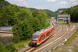 Dieseltriebwagen LINT 41 Deutsche Bahn DB Baureihe 648 fährt aus dem Bahnhof Lüdenscheid-Brügge aus mit historischem Stellwerk