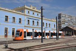 Stadtbahn Alicante mit Bahnhofsgebäude