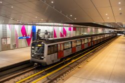 Metro Amsterdam Station Europaplein der Linie M52 mit Alstom Metropolis U-Bahn