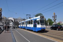 Straßenbahn Amsterdam Tram Typ 9G auf Brücke