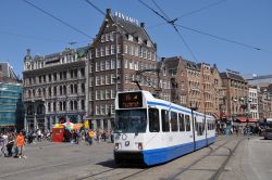 Tram Amsterdam Typ 12G in der Fußgängerzone nahe der Haltestelle Dam