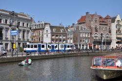 Straßenbahn Amsterdam Typ 12G mit Gracht