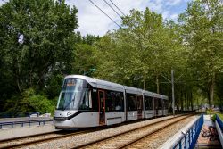 Straßenbahn CAF Urbos 100 der GVB Amsterdam in silberner R-Net-Lackierung der Linie 25