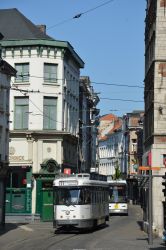 Straßenbahn Antwerpen PCC und Hermelijn Tram in der Altstadt an der Sint-Katelijne