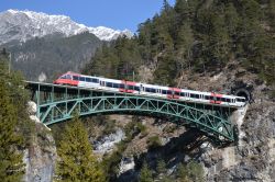 Eletrotriebwagen Bombardier Talent Reihe 4024 der ÖBB Österreich als Linie S45 der S-Bahn Tirol auf der Schlossbachbrücke zwischen Hochzirl und Leithen