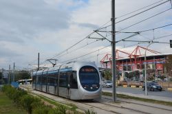 Straßenbahn Athen Ansaldo Sirio Tram am Karaiskakis-Stadion bei der Station Neo Faliro