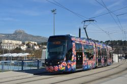 Straßenbahn Citadis Compact Tram Aubagne bei der Haltestelle Martin Luther King mit Berg im Hintergrund