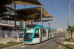 Straßenbahn Barcelona Tram Alstom Citadis 302 vor Markthalle Mercat dels Encants nahe der Haltetelle Glories