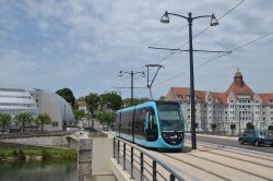 Straßenbahn CAF Urbos 3 Tram Besancon Ginko auf der Brücke Pont der Canot 