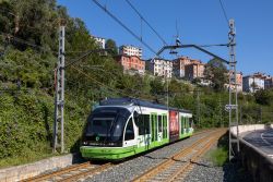 Straßenbahn Bilbao Tram CAF Urbos 1 auf der ehemaligen Euskotren Eisenbahnstrecke nach Bolueta bei Abusu