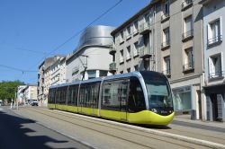 Straßenbahn Alstom Citadis 302 Tram Brest auf der Steigungsstrecke vor der Haltestelle Mac Orlan