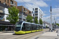 Straßenbahn Alstom Citadis 302 Tram Brest Frankreich am Place de Strasbourg mit moderner Architektur