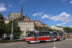 Straßenbahn Brünn Brno CKD Tatra KT8D5 mit der Kathedrale Peter und Paul