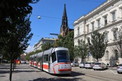 Straßenbahn Brünn Brno Skoda 13T Elektra vor der Haltestelle Ceska mit Kirchturm im Hintergrund