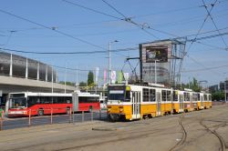 Straßenbahn Budapest Tram CKD Tatra T5 in Dreiertraktion auf der Linie 1 am Puskas Ferenc Station mit Obus aus Eberswalde