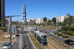 Straßenbahn Citadis 302 Tram Caen mit Wasserturm an der Station Chateau d'Eau