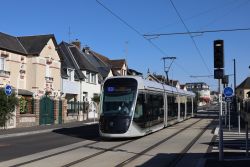 Straßenbahn Citadis 302 Tram Caen mit Reihenhäusern vor der Station Leroy