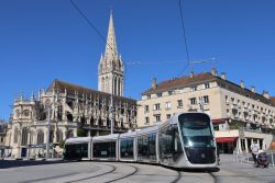 Straßenbahn Citadis 302 Tram Caen Kirche Saint-Pierre in der Fußgängerzone von Caen